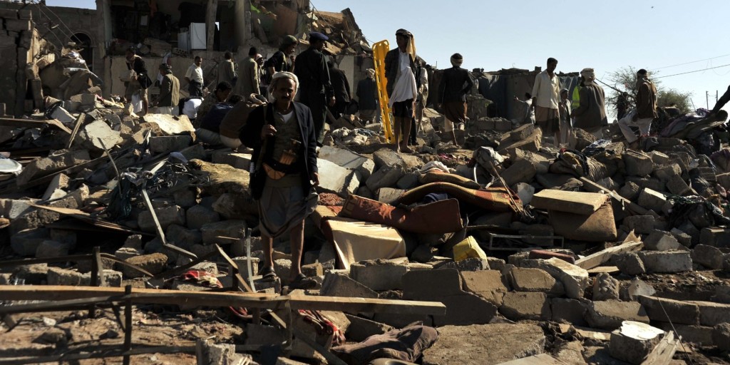 Yemen, macerie e morti dopo i raid aerei lanciati dallArabia Saudita
